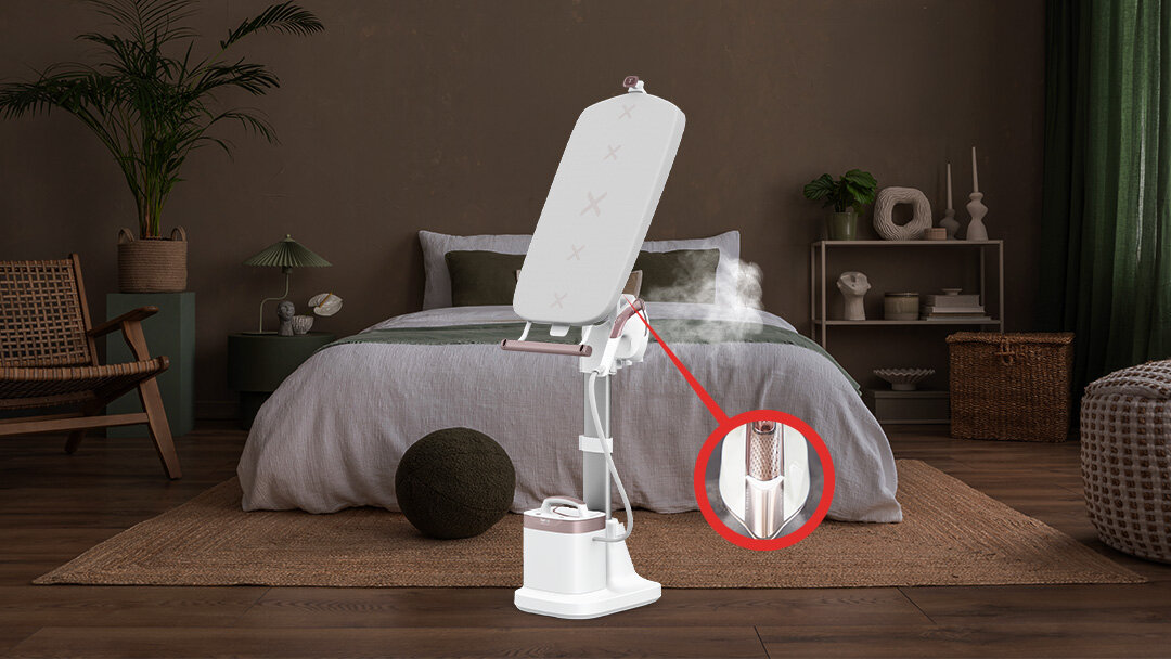 System do prasowania QT1811 ustawiony w sypialni z widocznym zbiornikiem na wodę. Zbliżenie na oświetlenie parownicy.