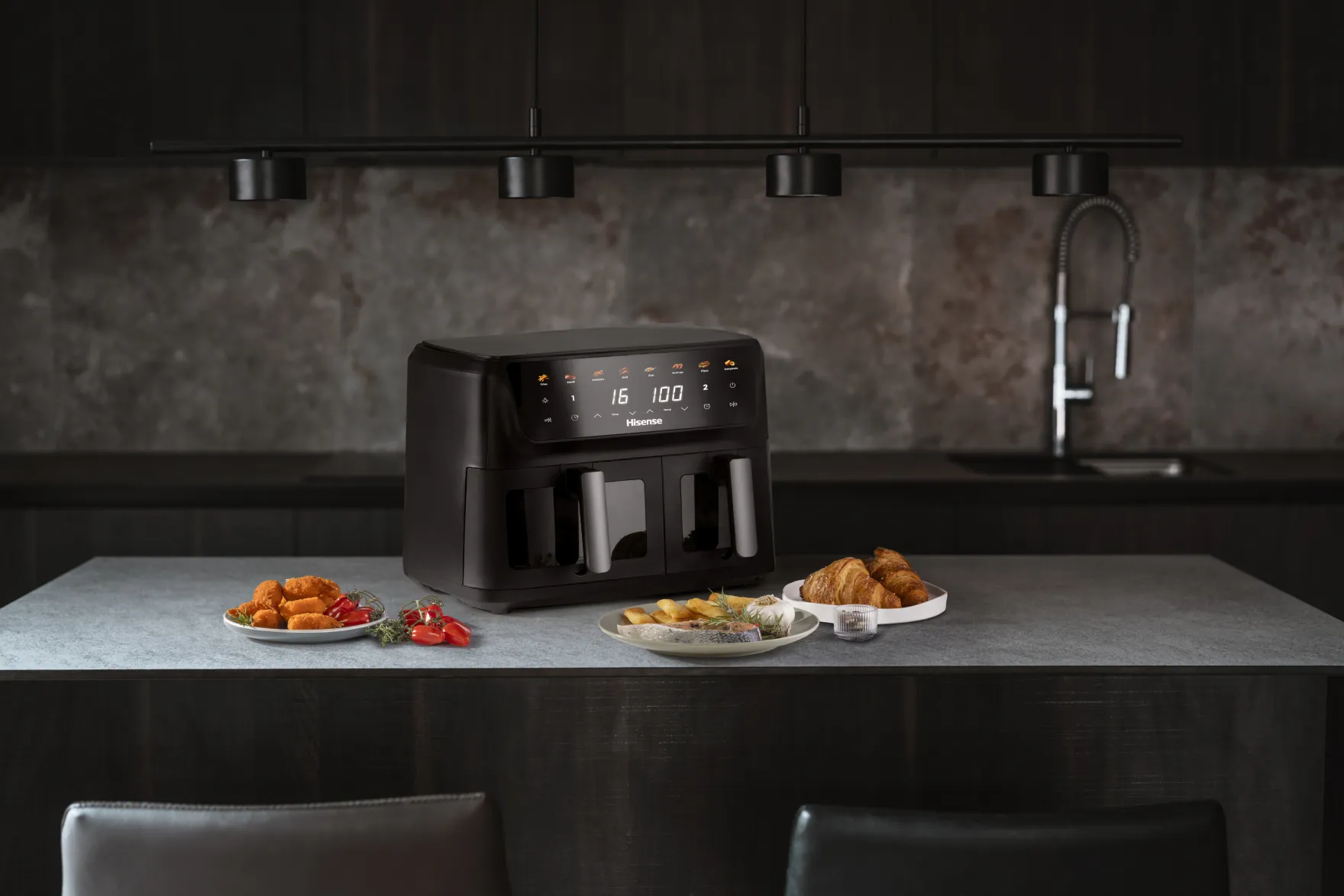 Hisense Air Fryer HAF2700DCD na blacie kuchennym z przygotowanymi potrawami