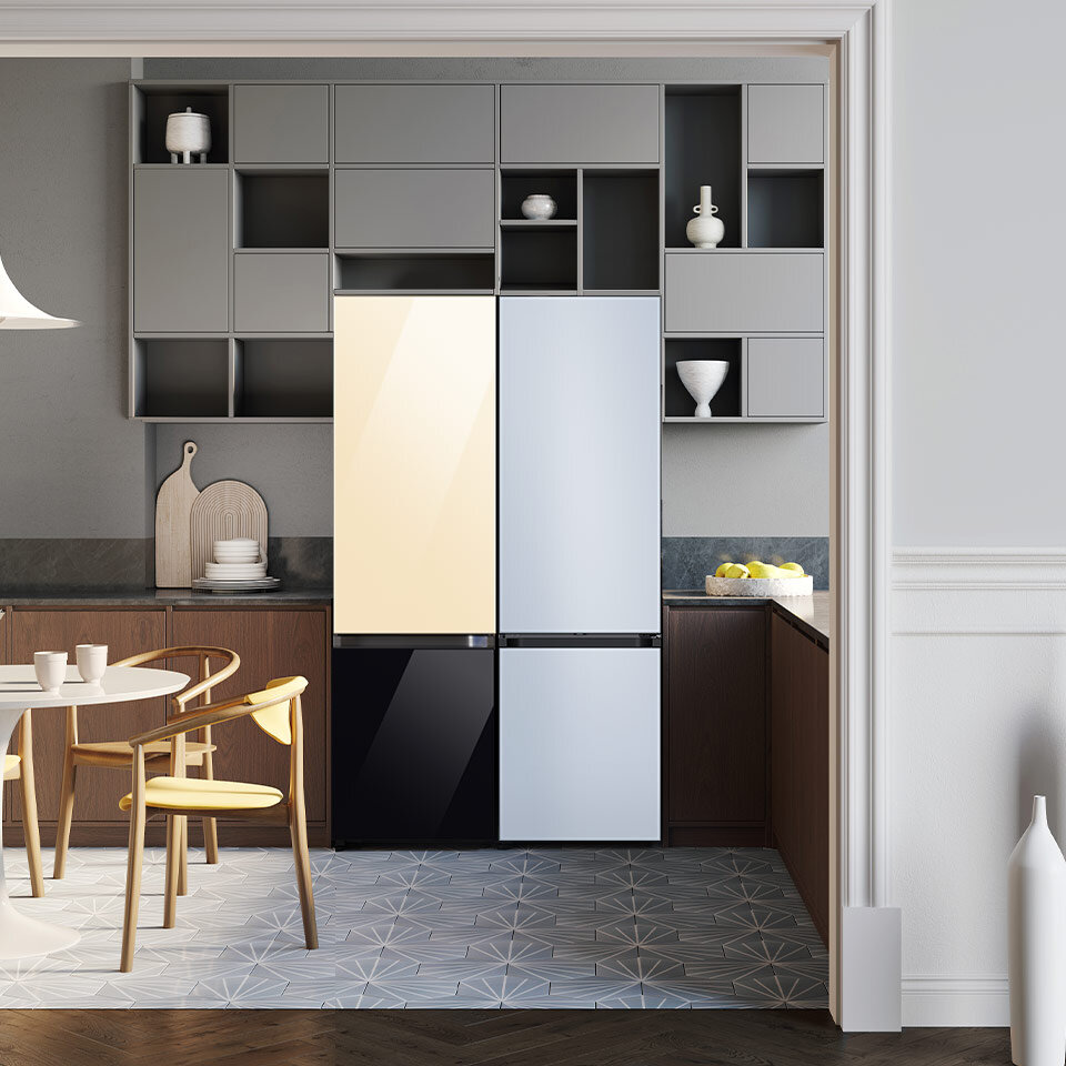 Dwie lodówki z dolnym zamrażalnikiem Bespoke zestawione ze sobą Dwie lodówki z dolnym zamrażalnikiem Bespoke zestawione ze sobą