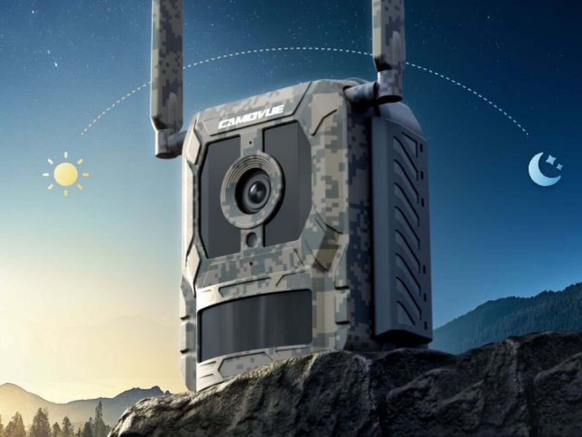 Fotopułapka REOLINK Camovue Talon Series S130, podczerwień, IR, rejestrowanie, ciemność, fotopułapka stoi frontem prawo skos w tle wizualizacja dnia i nocy