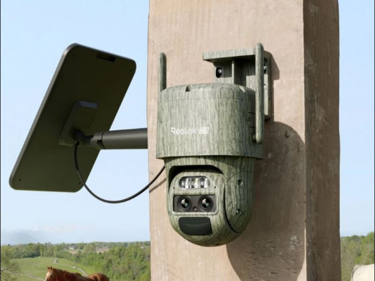 Kamera REOLINK Trackmix Series G770 Zewnętrzna, LTE / P2P, Kamera obrotowa, ochrona, monitoring, obserwacja, Kamera Reolink w kamuflażowej obudowie zamontowana na słupie z panelem solarnym, w tle pastwisko z końmi.