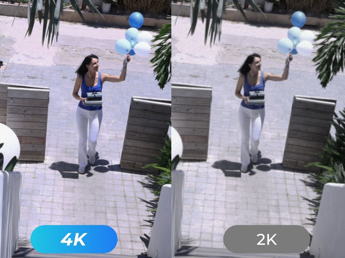 Kamera REOLINK Trackmix Series G770 Zewnętrzna, LTE / P2P, Kamera obrotowa, obraz, jakość, monitorowanie, obiektyw, Podzielony na dwie części obraz — po lewej zdjęcie o wysokiej rozdzielczości 4K z kobietą niosącą balony, po prawej zdjęcie o niższej rozdzielczości 2K tej samej sceny; różnice widoczne w ostrości i kolorach.