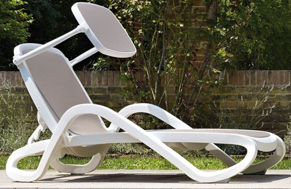 Leżak NARDI Alfa Bianco/Tortora 4-stopniowa regulacja oparcia wykonanie Antypoślizgowe nóżki kółka wykończenie anty-UV technologia barwienia waga max 130 kg daszek ochrona