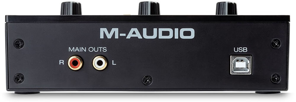 Czarny panel z logo \'M-AUDIO\', z dwoma wyjściami RCA oznaczonymi jako \'MAIN OUTS R L\' oraz portem USB.