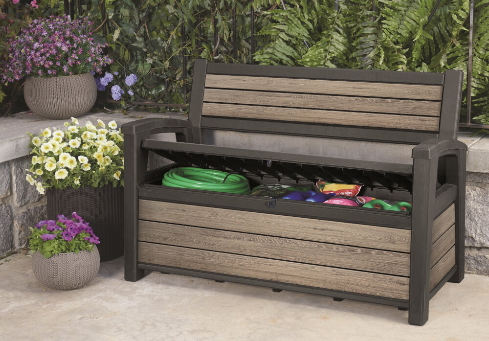 Ławka ogrodowa KETER Deco Garden Bench Popielaty ławka stoi na podłodze w tle rośliny w ławce różne przedmioty materiał kompozytowy wysoka odporność na działanie wilgoci, promieniowania UV i zmiennych temperatur technologia DecoCoat™ powierzchnia nie blaknie nie wymaga konserwacji estetyczny wygląd przez długi czas oszczęność trwały odporny na warunki atmosferyczne mebel ogrodowy