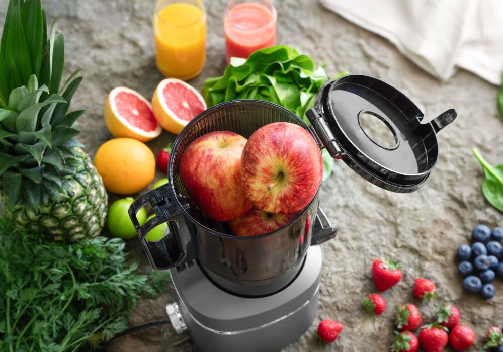 Wyciskarka wolnoobrotowa CONCEPT Juicy LO7120 Czarno-grafitowy całe jabłka włożone do wyciskarcki trzystopniowa przekładnia redukcyjna wolne obroty zachowuje wartości odżywcze mało odpadów cicha praca sok z twardych składników