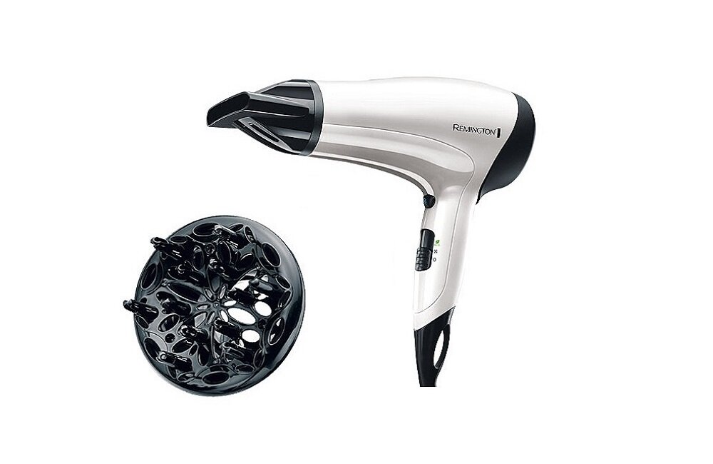 Na obrazie widoczna jest biała suszarka do włosów z czarnymi elementami oraz dyfuzor. Na suszarce znajduje się logo \'REMINGTON\'.