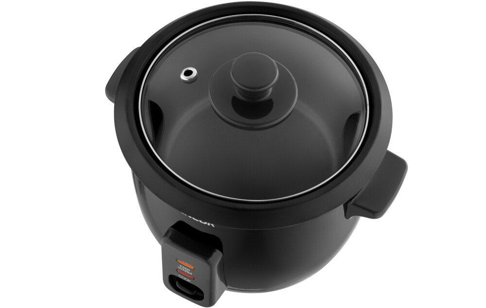Czarny ryżowar z przezroczystą pokrywką i uchwytem. Na urządzeniu widoczne jest logo producenta oraz przycisk z napisem \'COOK\' i \'WARM\'.