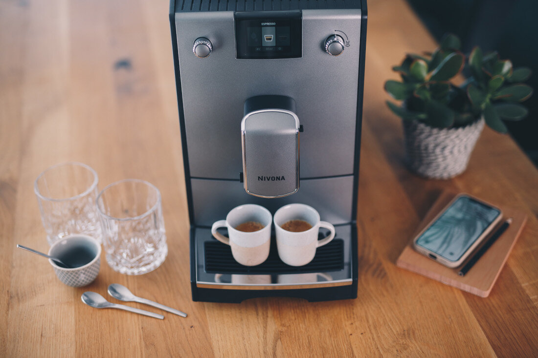 Ekspres NIVONA CafeRomatica 695 Czystość bez wysiłku Wyjmowana jednostka zaparzająca automatyczne programy czyszczenia i odkamieniania higiena Filtr CLARIS wskaźnik kontrolny przypomnienie