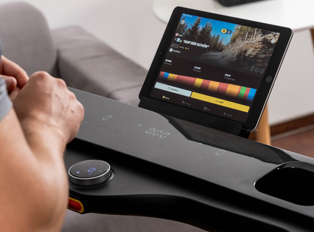 Bieżnia elektryczna KETTLER Track 200 1471W 16 km-h zbliżenie na wyświetlacz włączony wyświetlacz czytelny wyświetlacz LCD intuicyjna obsługa dzięki Jog Wheel przyciski szybkiego wyboru kompatybilne z aplikacjami treningowymi (Kinomap, ZWIFT, Fitshow) uchwyt na tablet cichy silnik 2 KM