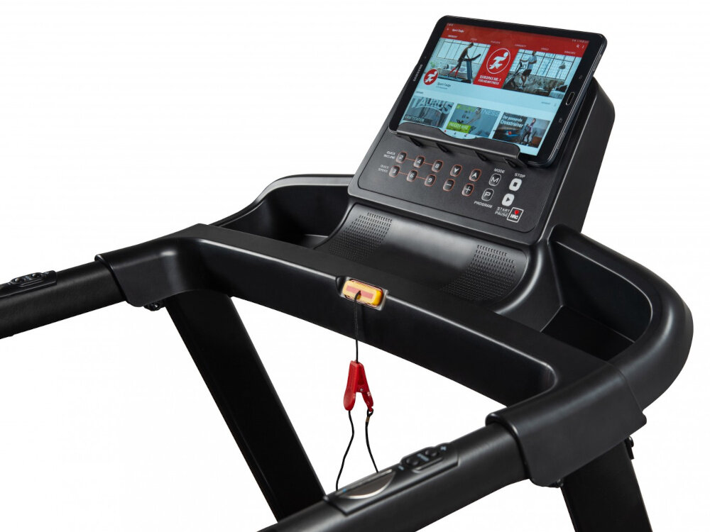 Bieżnia elektryczna KETTLER Track 100 1287W 16 km-h zbliżenie na wyświetlacz i poręcze bezpieczny i wygodny trening stabilna konstrukcja intuicyjne sterowanie regulacja prędkości odbywa się z poręczy bocznej lub konsoli szybkie wybory 3, 6 i 9 km/h zmiana nachylenia bieżni 2, 4, 8% czujniki tętna można monitorować pracę serca klucz bezpieczeństwa z funkcją automatycznego zatrzymania