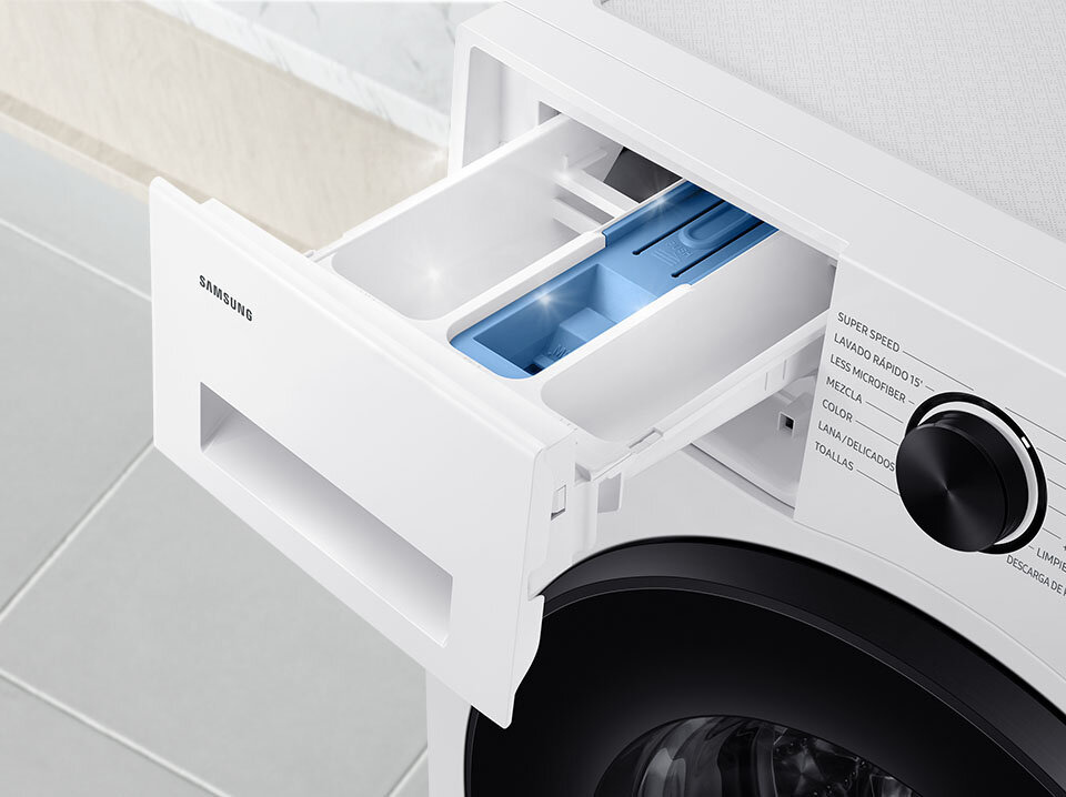 Szuflada stayclean Wysunięta szuflada na detergenty w pralce Samsung z trzema komorami, w tym niebieską przeznaczoną na płyn do płukania.