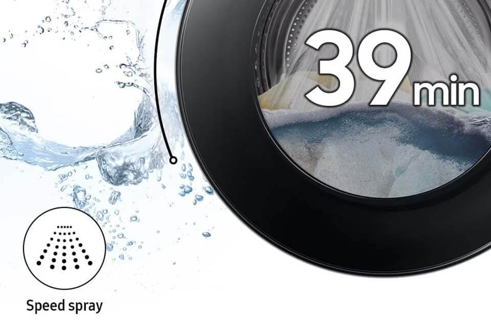 Zbliżenie na drzwiczki pralki Samsung podczas cyklu prania z wodą, napis „39 min” i ikona funkcji Speed Spray.