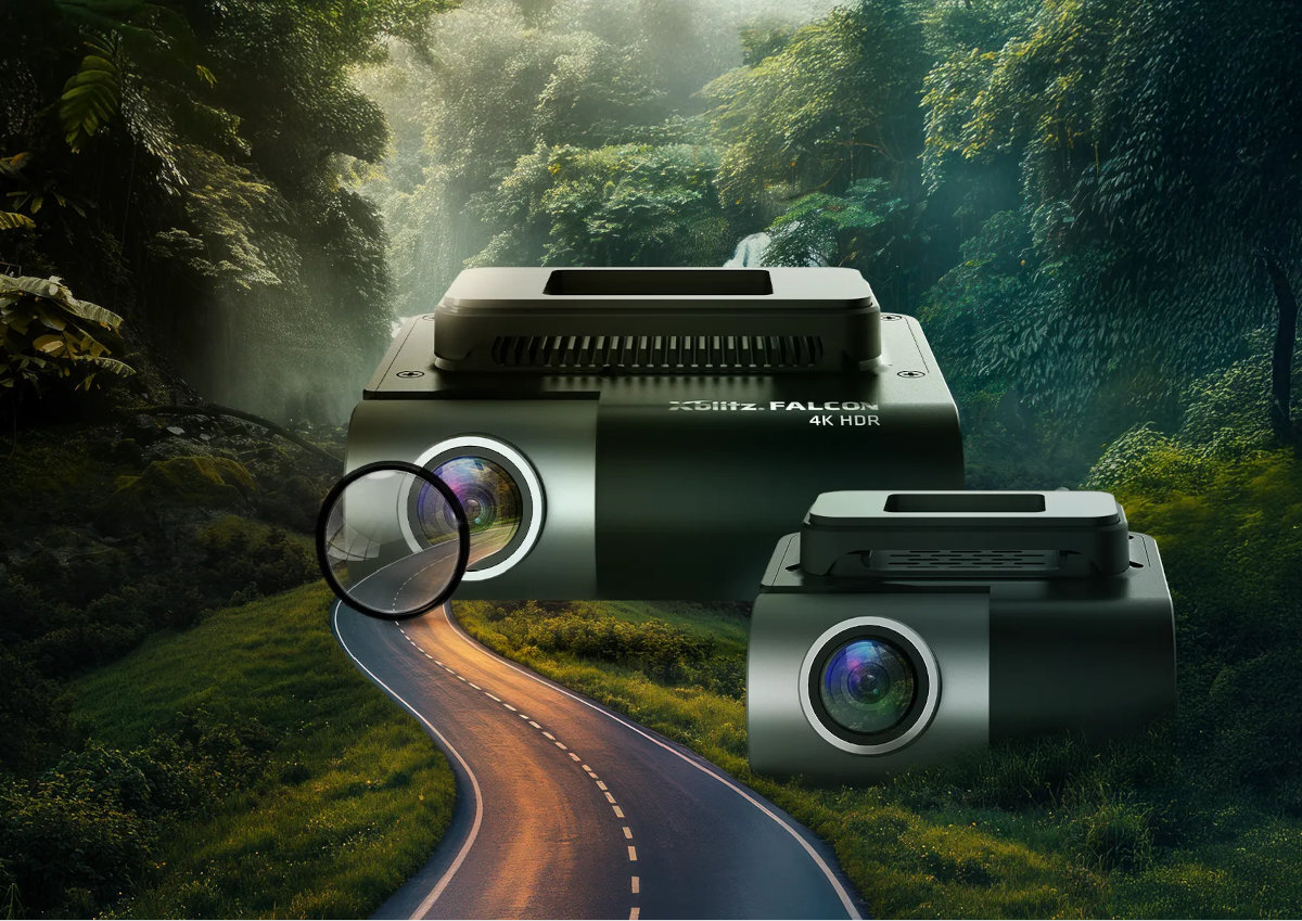 XBLITZ Falcon - Kręta droga w środku gęstego lasu, subtelne światło i mgła wśród zieleni, monitoring trasy podczas podróży