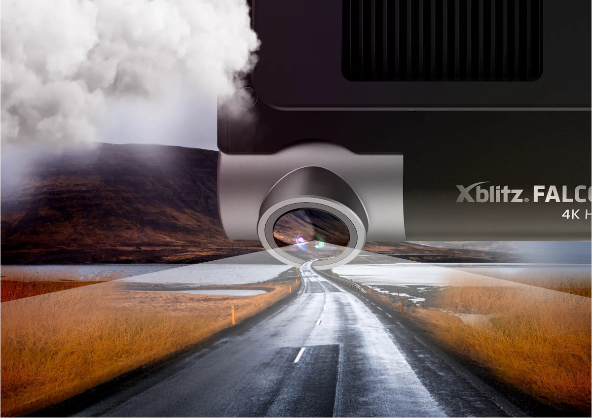 XBLITZ Falcon szerokokątnemu obiektywowi Xblitz Falcon przednią część drogi sąsiednie pasy i pobocze - Droga prowadząca przez islandzki krajobraz z chmurami i wodą, monitorowanie trasy podczas podróży