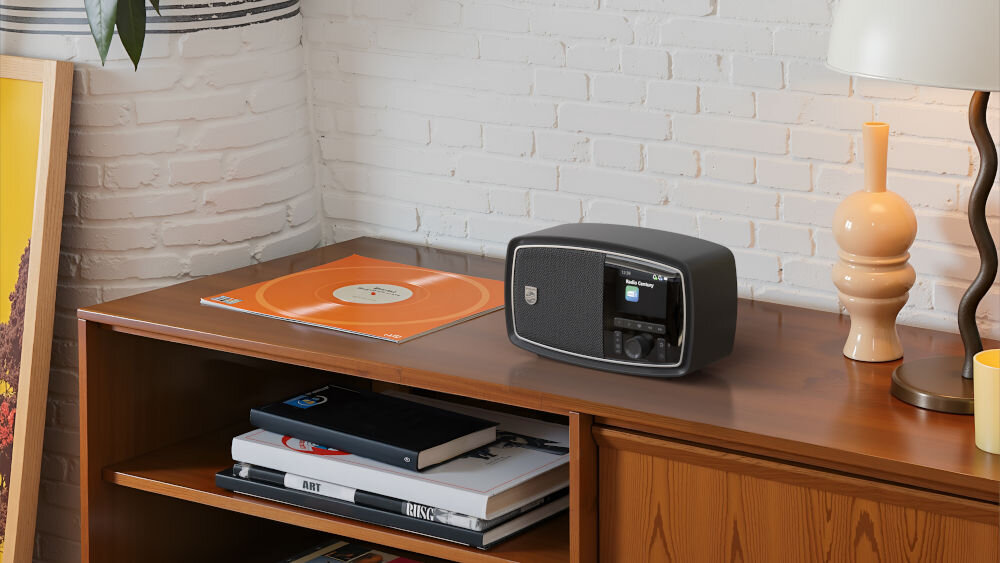 Radio PHILIPS TAV2000DB/00 wyjście audio 3,5 mm, słuchawki przewodowe, prywatny odsłuch, radio sotjące na komodzie w pomieszczeniu