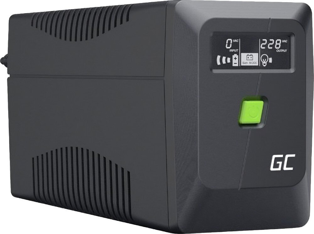 Zasilacz UPS GREENCELL UPSLM480 Perspektywiczne ujęcie czarnego zasilacza z wyświetlaczem LCD i zielonym przyciskiem, stojącego na jasnym tle, zabezpieczenia