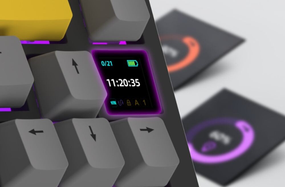 Klawiatura AJAZZ AK820 Pro RGB Fragment obudowy klawiatury z widocznym małym cyfrowym wyświetlaczem, który pokazuje godzinę '11:20:35' oraz poziom naładowania baterii, ekran, wyświetlanie, pokrętło
