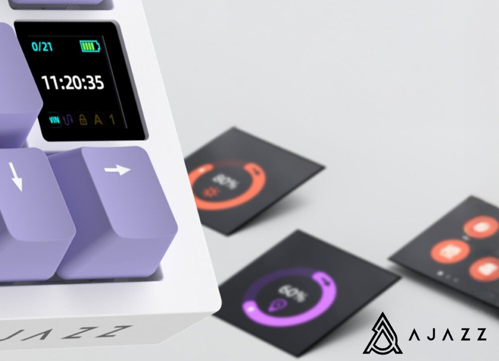 Klawiatura AJAZZ AK820 Pro RGB Zbliżenie na mały kolorowy wyświetlacz umieszczony w prawym dolnym rogu klawiatury, pokazujący godzinę, stan baterii oraz ikony trybów pracy, wyświetlacz TFT, funkcje, pokrętło