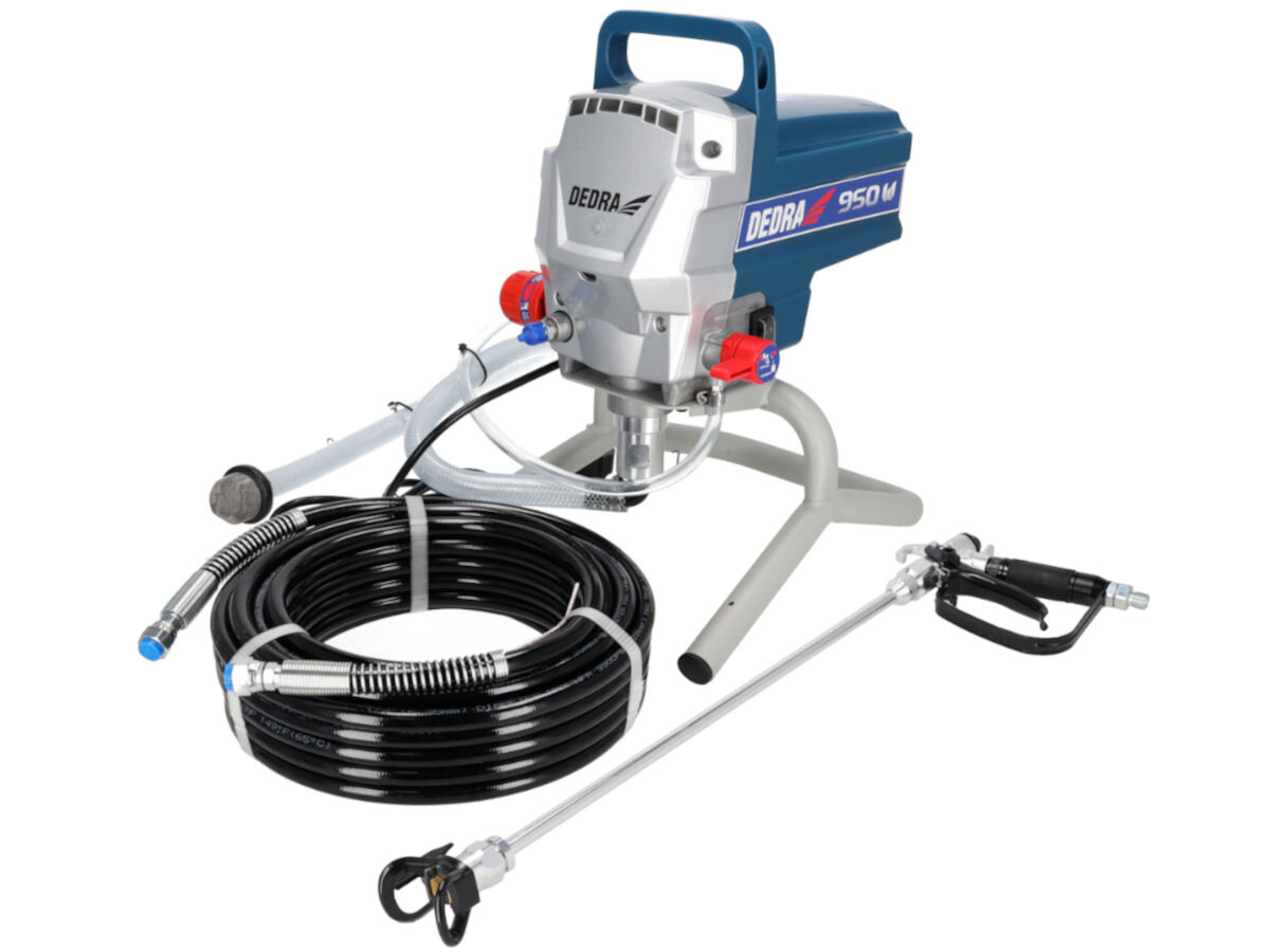 Agregat malarski DEDRA DED7424 950W 2100 ml/min, moc, zasilanie, lepkość, ciśnienie, parametry, na białym tle agregat z pełnym akcesorium przed sobą