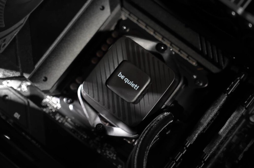 Chłodzenie wodne BE QUIET! Pure Loop 3 360mm Zbliżenie na blok wodny zamontowany na procesorze z widocznym logo producenta, przeznaczenie, cechy, zestaw