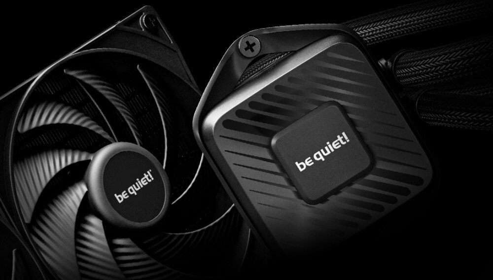 Chłodzenie wodne BE QUIET! Pure Loop 3 360mm Ujęcie pokazujące blok wodny obok wentylatora z widoczną fakturą obudowy i oplotem przewodów, wygląd, styl