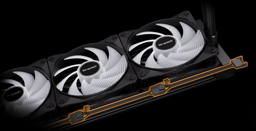 Chłodzenie CPU BE QUIET! Pure Loop 3 LX 360mm Trzy wentylatory chłodzenia zamontowane na radiatorze w jednej linii, z widocznym systemem łączenia kabli wzdłuż ramy i oznaczeniem kierunku przepływu powietrza, podłączenie