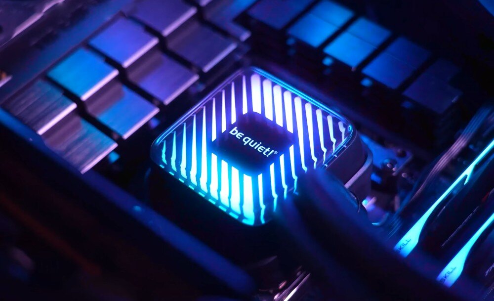 Chłodzenie CPU BE QUIET! Pure Loop 3 LX 360mm Blok chłodzący z podświetleniem w odcieniach niebieskiego zamontowany na procesorze wewnątrz komputera, otoczony elementami płyty głównej i pamięcią RAM, przewody, montaż, kompatybilność