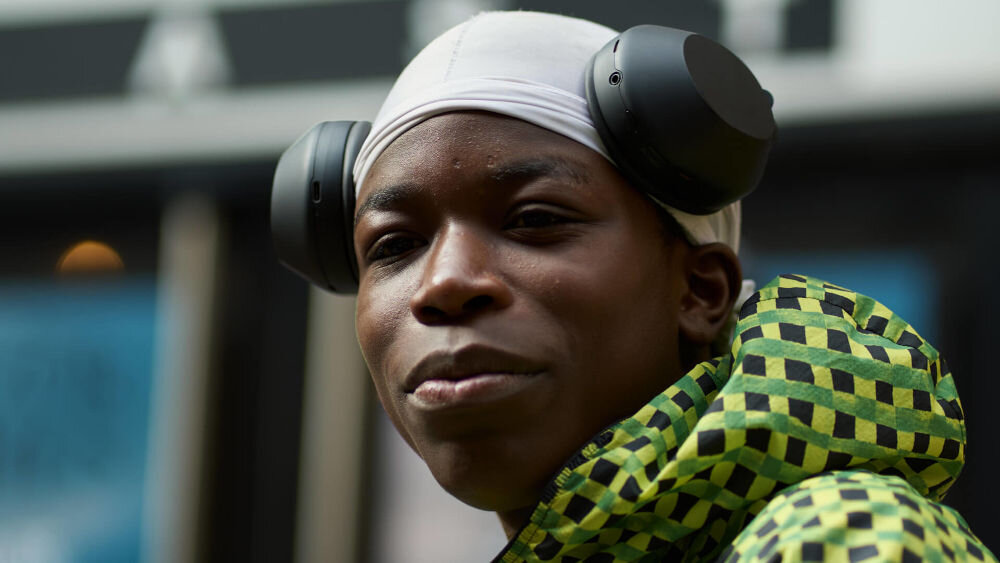 Słuchawki nauszne SONY WH-1000XM5SA z wyraźnym dźwiękiem rozmów i Bluetooth, osoba z założonymi słuchawkami na głowie