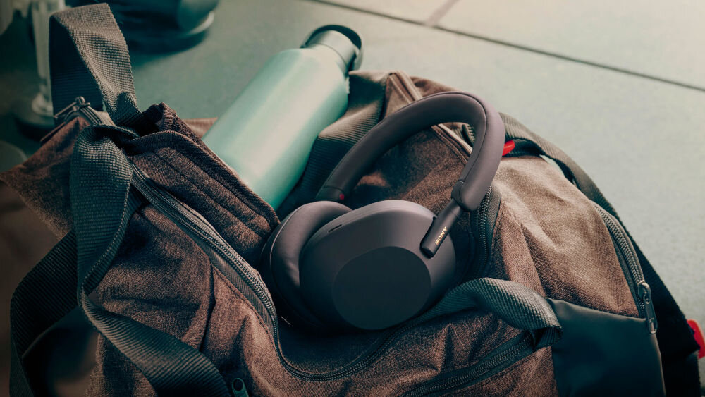 Słuchawki nauszne SONY WH-1000XM5SA z aplikacją Sound Connect i funkcją Google Fast Pair, słuchawki leżące na torbie