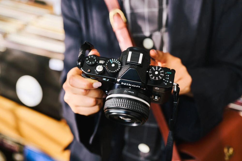 Nikon Z f design inspirowany FM2 klasyczny wygląd aparatu retro