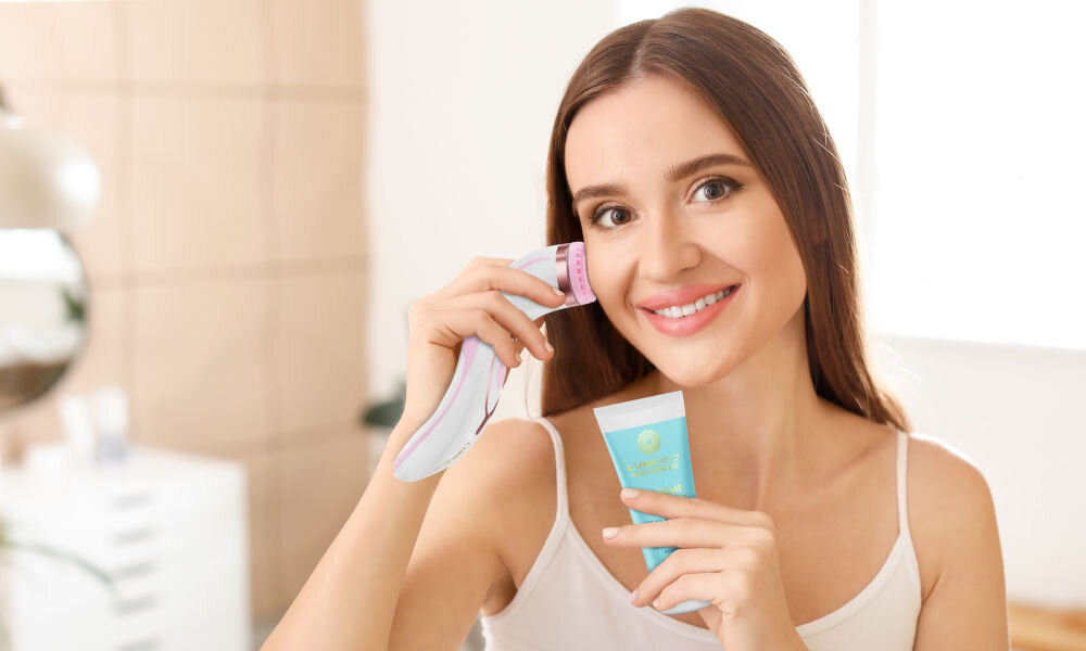 Szczoteczka soniczna do mycia twarzy LUMINEO 8688 Pro Różowy + Żel do skóry delikatnej i wrażliwej 100 ml podwójna rotacja, skuteczne usuwanie zanieczyszczeń, redukcja niedoskonałości, złuszczanie martwego naskórka, bardziej promienna cera