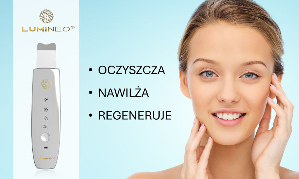 Urządzenie do peelingu kawitacyjnego LUMINEO M22 5w1 + Zestaw nawilżający (Tonik, 2 x Serum, Krem) Kobieta z promiennym uśmiechem, dotykająca policzków, obok niej urządzenie Ultrasonic Skin Scrubber LUMNEO. Po polsku wypunktowane korzyści: OCZYSZCZA, NAWILŻA, REGENERUJE