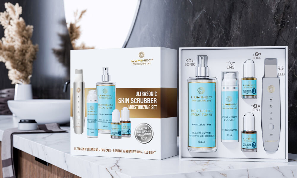 Urządzenie do peelingu kawitacyjnego LUMINEO M22 5w1 + Zestaw nawilżający (Tonik, 2 x Serum, Krem) Zestaw ULTRASONIC SKIN SCRUBBER MOISTURIZING SET od LUMNEO. W zestawie widoczne urządzenie do peelingu kawitacyjnego oraz produkty do pielęgnacji: Tonik Nawilżający, Booster Nawilżający i dwie ampułki Mezo-Serum. Opakowanie wymienia główne funkcje urządzenia: Oczyszczanie Ultradźwiękowe, EMS, Jony Dodatnie i Ujemne, Światło LED.