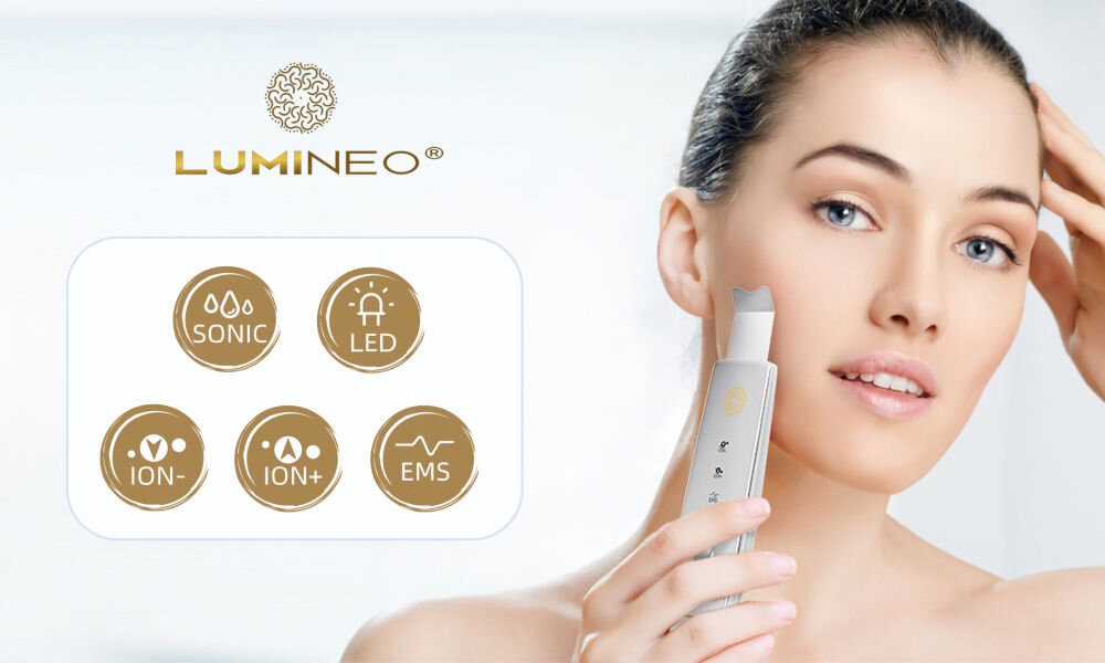 Urządzenie do peelingu kawitacyjnego LUMINEO M22 5w1 + Zestaw nawilżający (Tonik, 2 x Serum, Krem) Kobieta używająca urządzenia LUMNEO na policzku. Obok w ramce graficzne ikony symbolizujące pięć głównych funkcji urządzenia: SONIC (ultradźwięki/peeling kawitacyjny), LED (światłoterapia), ION- (jony ujemne), ION+ (jony dodatnie) i EMS (elektrostymulacja).