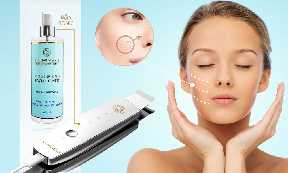 Urządzenie do peelingu kawitacyjnego LUMINEO M22 5w1 + Zestaw nawilżający (Tonik, 2 x Serum, Krem) Urządzenie Ultrasonic Skin Scrubber LUMNEO w połączeniu z butelką Nawilżającego Toniku Do Twarzy. Linia na twarzy kobiety wskazuje na problem rozszerzonych porów, sugerując działanie oczyszczające i zwężające pory dzięki funkcji SONIC (peeling kawitacyjny).