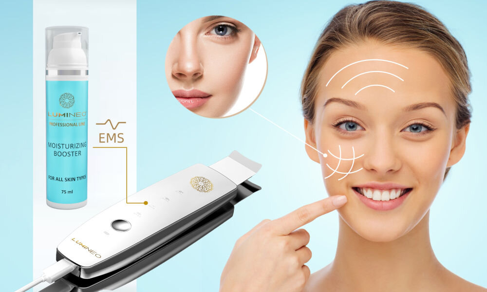 Urządzenie do peelingu kawitacyjnego LUMINEO M22 5w1 + Zestaw nawilżający (Tonik, 2 x Serum, Krem) Uśmiechnięta kobieta dotykająca policzka, obok niej zbliżenie na fragment twarzy. Obraz ilustruje użycie urządzenia Ultrasonic Skin Scrubber LUMNEO na twarzy, podkreślając funkcję EMS (Elektryczna Stymulacja Mięśni) oraz widoczne linie ilustrujące działanie zabiegu. W tle widoczna jest butelka Nawilżającego Boostera.