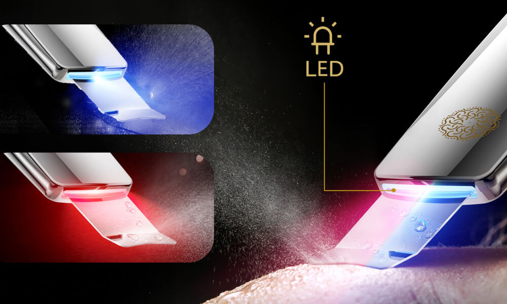 Urządzenie do peelingu kawitacyjnego LUMINEO M22 5w1 + Zestaw nawilżający (Tonik, 2 x Serum, Krem) Zbliżenie na końcówkę urządzenia LUMNEO w trakcie pracy, ilustrujące działanie światła LED. Widoczne są efekty światła czerwonego (na dole po lewej) oraz światła niebieskiego (na górze po lewej), a także mieszanego czerwono-niebieskiego (na dole po prawej). Krople wody/mgiełka sugerują efekt peelingu kawitacyjnego/nawilżenia.