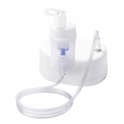 Na zdjęciu widoczny jest biały inhalator z przezroczystą rurką i pojemnikiem na lek. Urządzenie ma prosty, kompaktowy design.