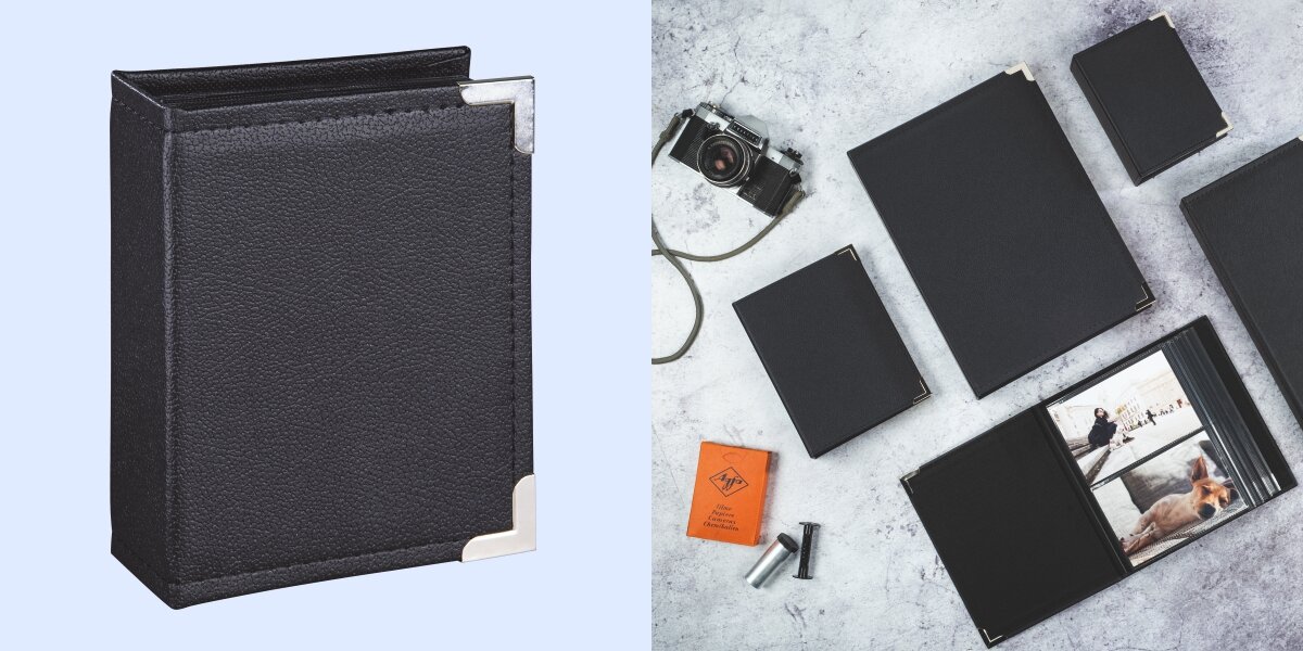 Ochrona na lata Dwa brązowe albumy na zdjęcia na spirali w różnych rozmiarach z identyczną etykietą breathe love dream, leżące na żółtym tle obok dekoracyjnych kółek.

7211-4.jpg