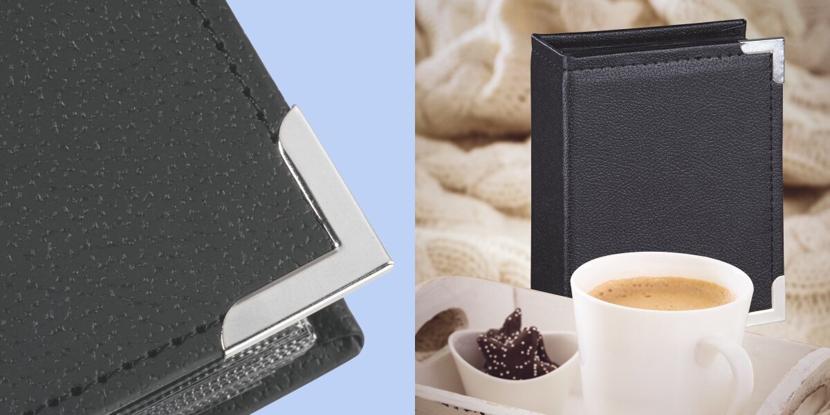 Idealny do domowego użytku Otwarty album na zdjęcia w stylu DIY / scrapbooking z papierowymi stronami kraftowymi. W środku kolaż zdjęć z basenu (pool VIBES), ozdobiony kolorowymi papierami i naklejkami.