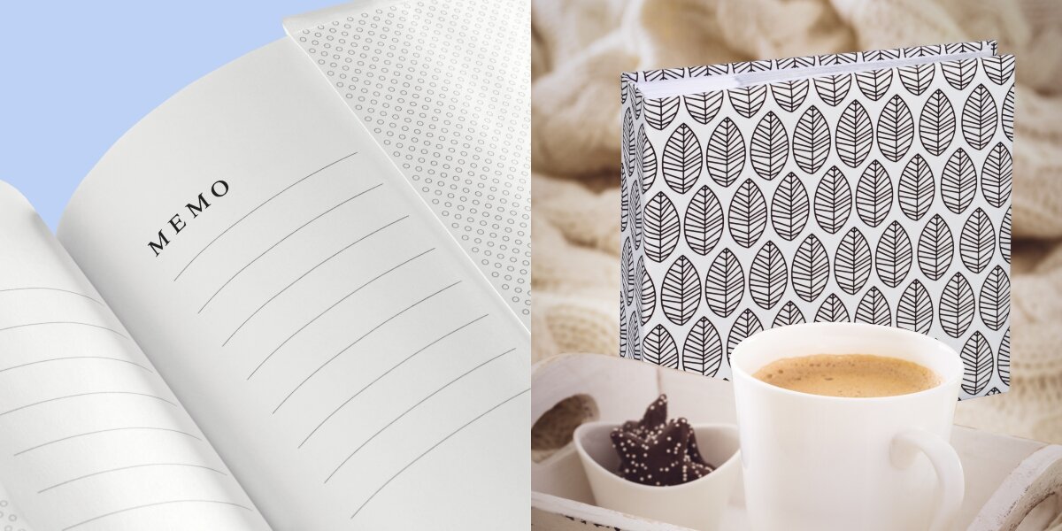 Łatwe układanie zdjęć Zbliżenie na otwartą stronę albumu z serii Memo, z nagłówkiem MEMO i liniami do notatek. Obok zamknięty album ze wzorem liści na okładce, ustawiony za filiżanką kawy i słodyczami.