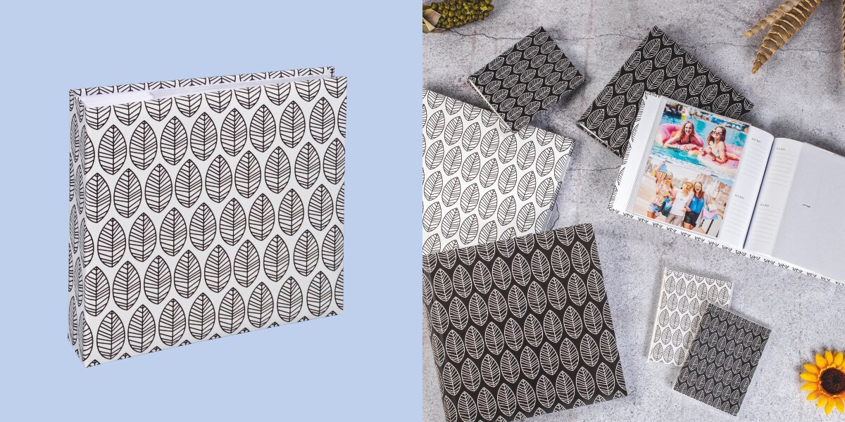 Elegancki wygląd i trwałość Pojedynczy, zamknięty album na zdjęcia z modnym wzorem liści w odcieniach czerni i bieli. Obok aranżacja różnych rozmiarów tych albumów i jeden otwarty, prezentujący strony z miejscem na zdjęcia i notatki (Memo).