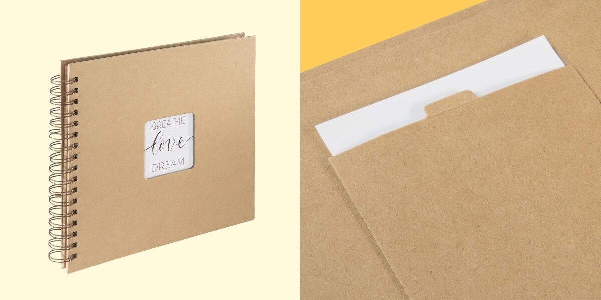 Personalizacja już na okładce Album na zdjęcia z brązową okładką na spirali i napisem breathe love dream na etykiecie. Obok zbliżenie na wewnętrzną kieszeń w kolorze brązowego papieru kraftowego z białą kartą włożoną do środka, ukazujące funkcjonalność przechowywania.
