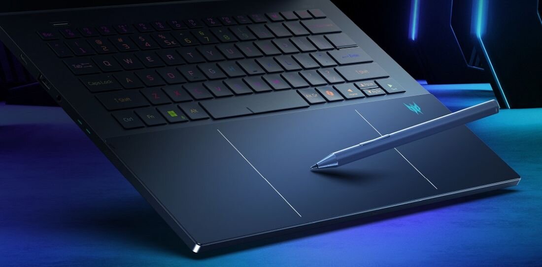  Zbliżenie na touchpad ze szkła hartowanego laptopa PREDATOR Triton z rysikiem Active Stylus obok, grafitowa aluminiowa obudowa, klawiatura z fioletowym podświetleniem RGB, zaawansowany panel dotykowy dla projektantów i twórców cyfrowych  - Szklany touchpad haptyczny 