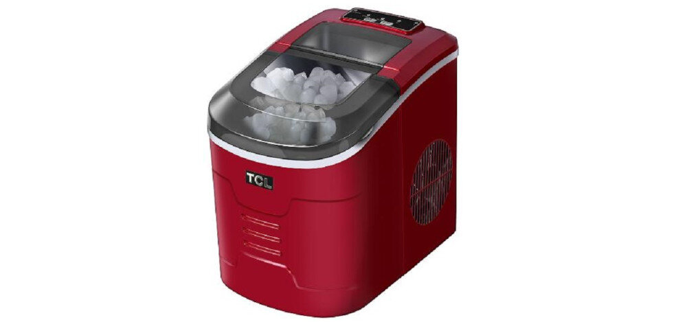 Czerwona kostkarka do lodu z przezroczystą pokrywą, przez którą widać kostki lodu. Na urządzeniu znajduje się logo TCL.
