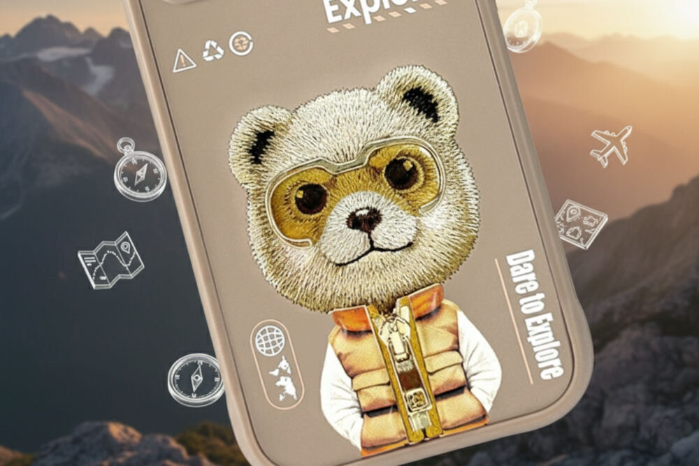 Etui NIMMY Cool&Cute 2.0 Bear do Apple iPhone 17 Pro Max Beżowy
                etui na tle gór lewitujące ikony podróżnicze