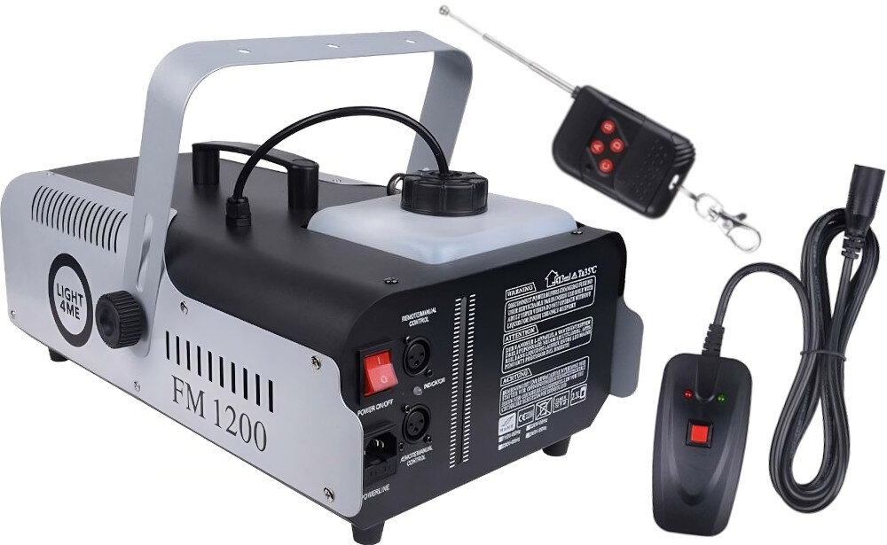 Na zdjęciu znajduje się wytwornica dymu LIGHT4ME FM 1200 z uchwytem, zbiornikiem na płyn oraz panelem sterowania z gniazdami i przyciskami. Obok urządzenia widoczny jest pilot zdalnego sterowania oraz przewód z wtyczką.