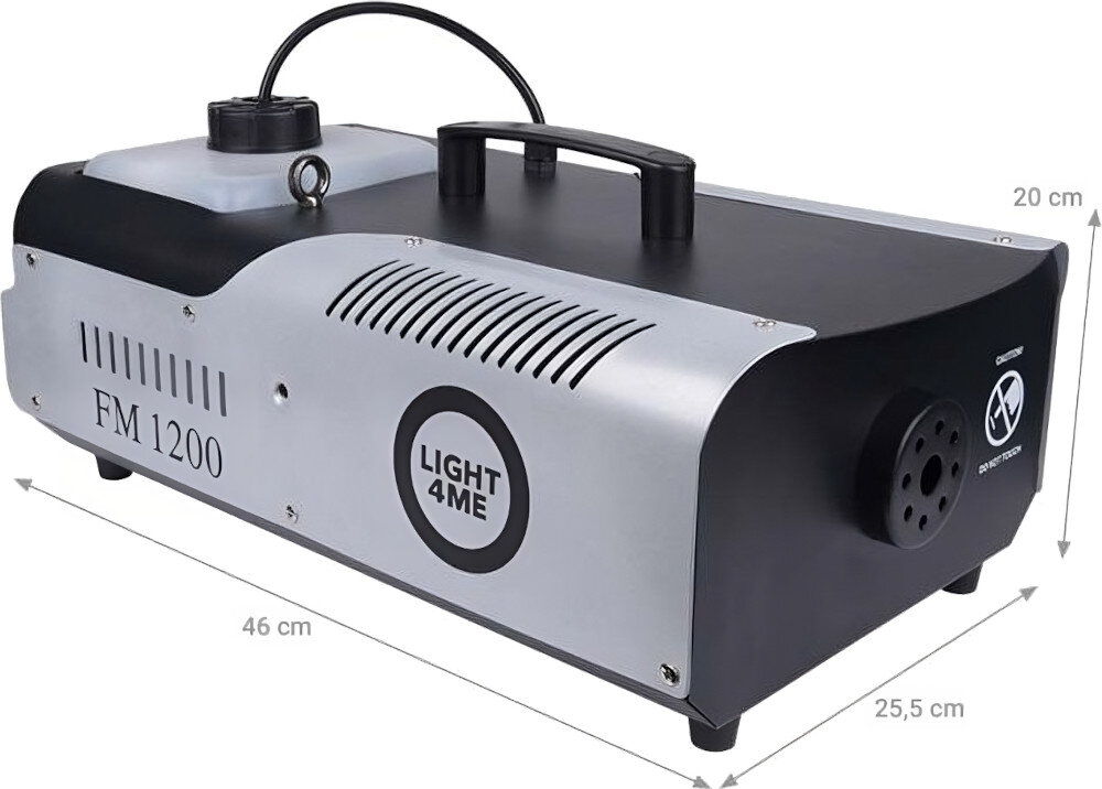 Na obrazie widoczna jest wytwornica dymu z napisem \'FM 1200\' oraz logo \'LIGHT4ME\'. Urządzenie ma wymiary 46 cm x 25,5 cm x 20 cm.