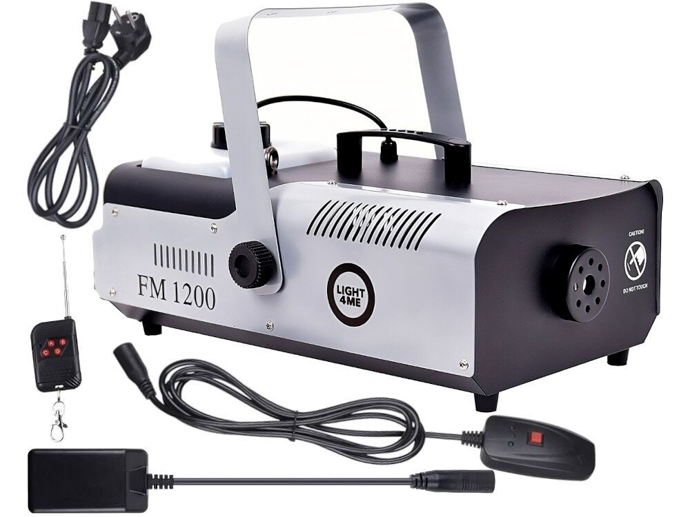 Na obrazie znajduje się wytwornica dymu z napisem \'FM 1200\' oraz logo \'LIGHT4ME\'. Obok urządzenia widoczne są przewody i pilot zdalnego sterowania.